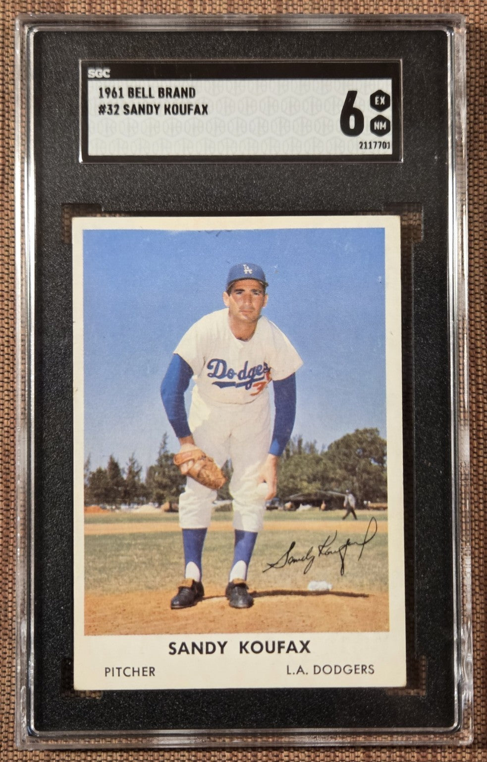 1961 Bell Brand #32 Sandy Koufax Los Angeles Dodgers Baseball Card SGC 6 EX/MT0